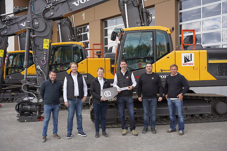 v.l.n.r.: Philip Migulla (Serviceleiter RZ Achstetten), Michael Constroffer (Bereichsleiter Sales & Operations), Christoph Baur (Verkaufsleiter Achstetten & Leiter Key Account), Martin Klar (Geschäftsführer Gusspfahl Kurt Motz), Thomas Markus (Werkstattleiter Kurt Motz) und Arkadiusz Karwacki (Stv. Bereichsleiter Gusspfahl Kurt Motz) bei der erfolgreichen Übergabe von vier Volvo Raupenbaggern EC220EL in Achstetten.